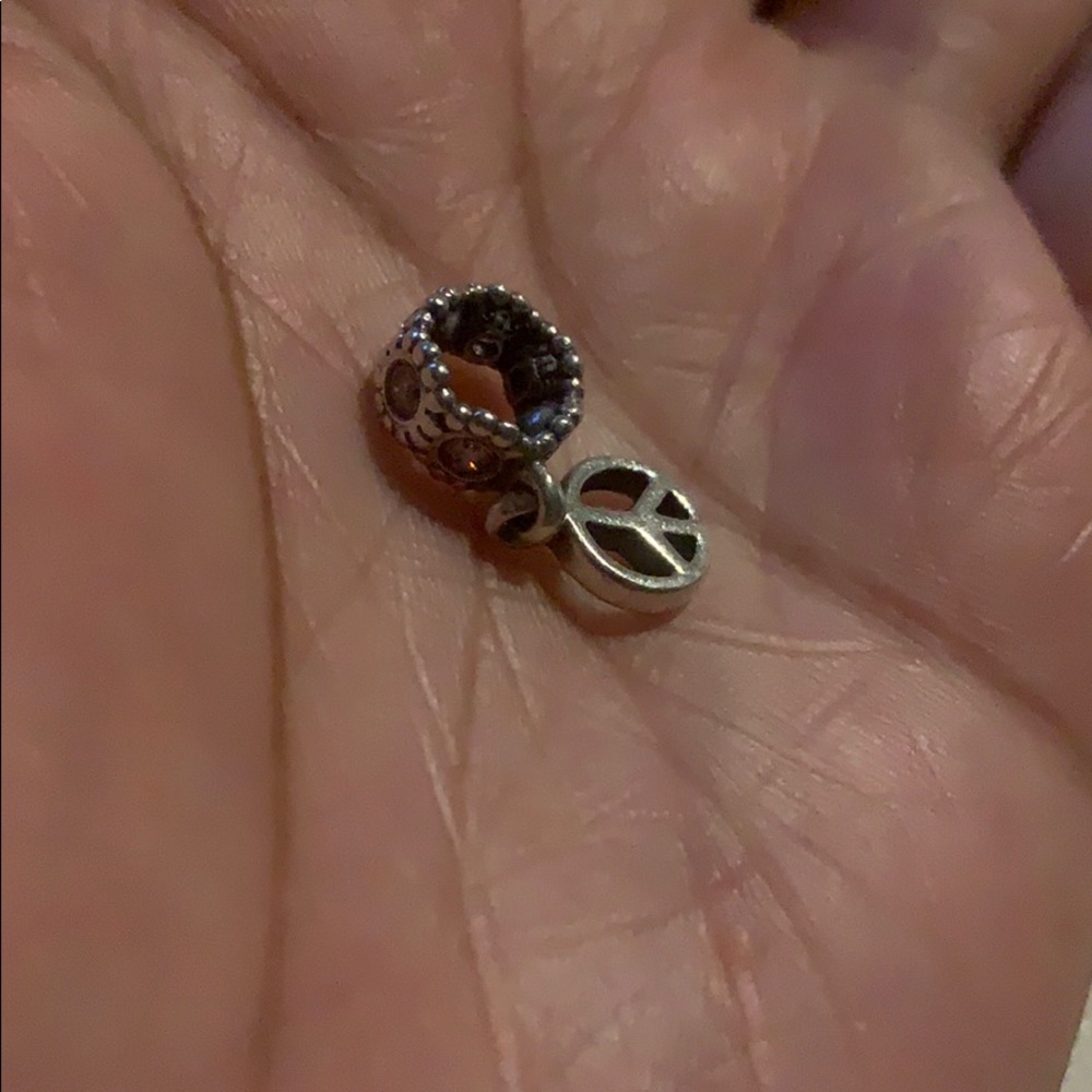 Pandora peace sign ✌🏾 charm